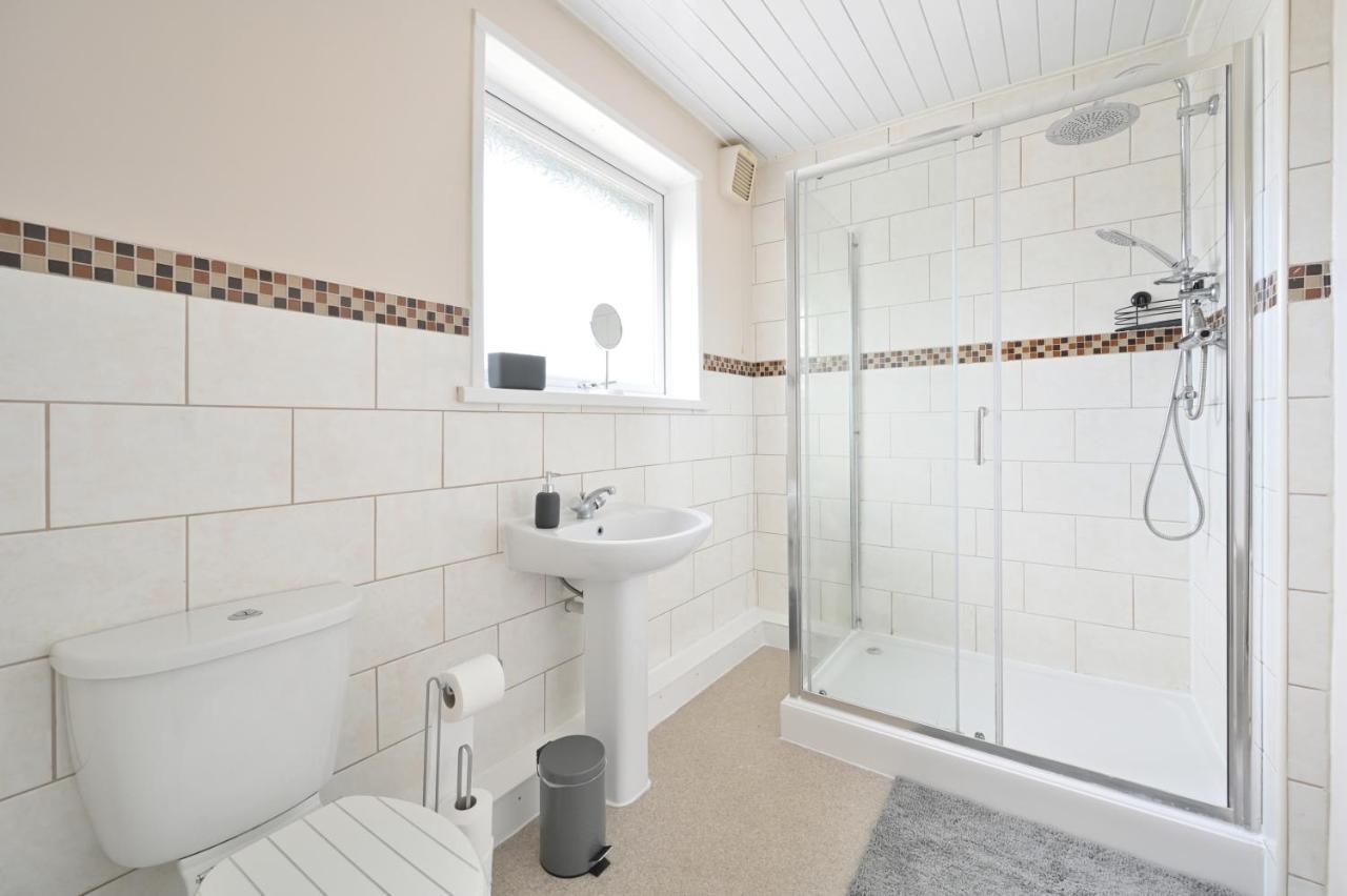 Sleek And Stylish 3 Bed In Bolton - Garden - Parking Villa Dış mekan fotoğraf