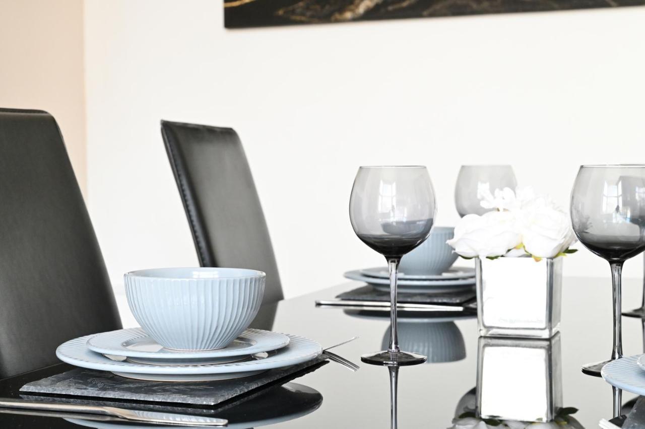 Sleek And Stylish 3 Bed In Bolton - Garden - Parking Villa Dış mekan fotoğraf